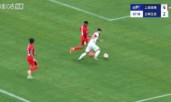 第65分钟，约尼查禁区内被茹萨踢倒，裁判未有表示，VAR未介入